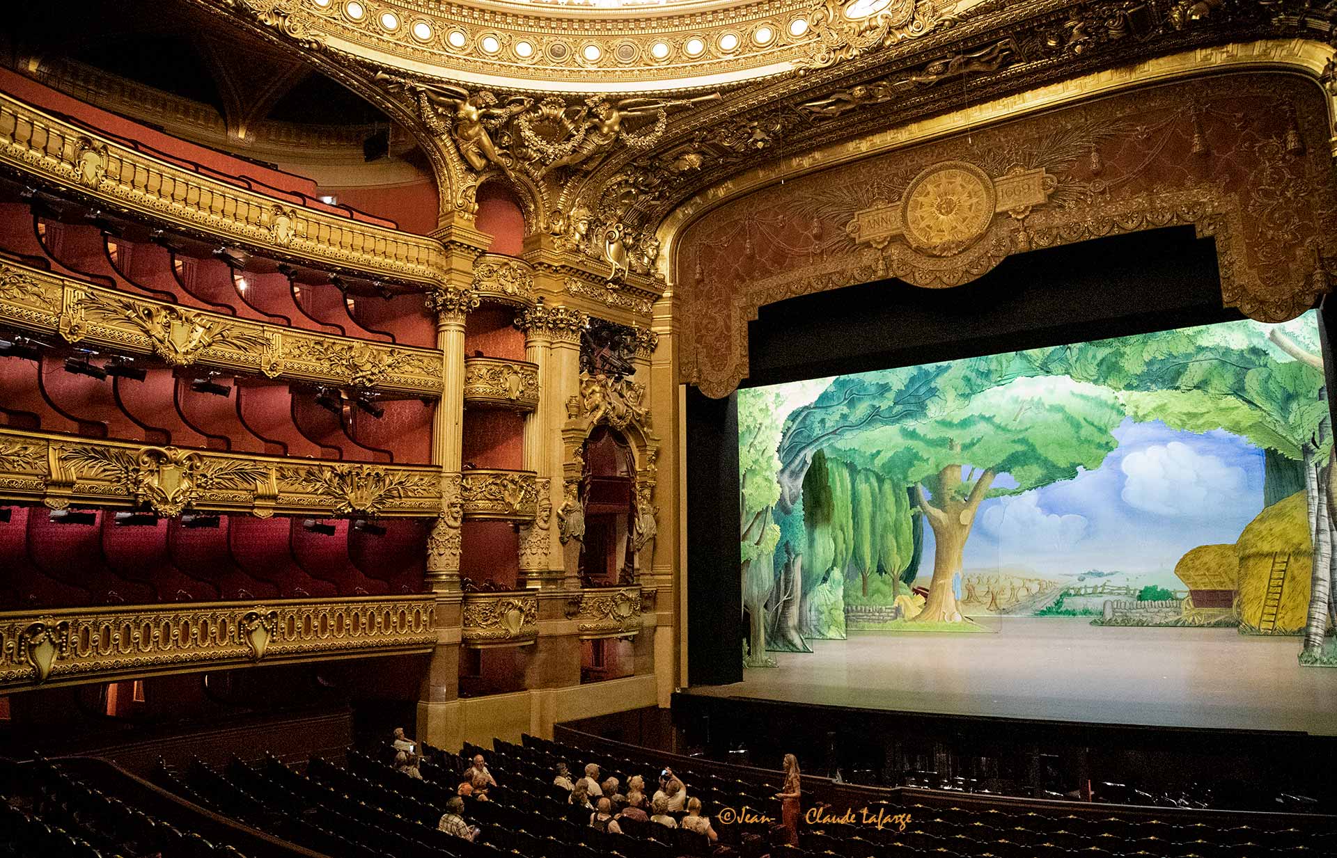 L'Opéra Garnier de Paris, la Salle, les Loges, la Scène, la Fosse. 